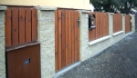 дървена ограда по поръчка със зидана основа