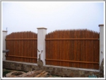 дървена ограда по поръчка с остри върхове